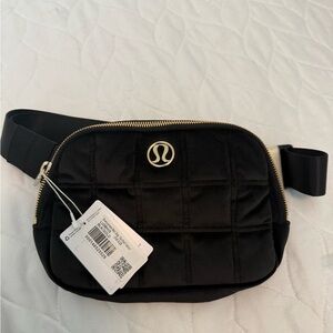 Lululemon everywhere belt bag quilted velour NWT